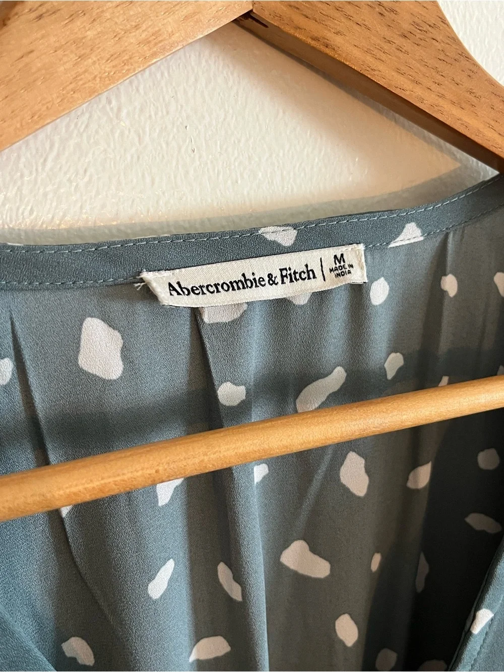 Abercrombie & Fitch lightweight neck